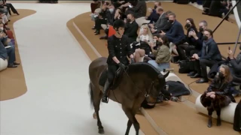 A caballo en una pasarela de alta costura en París en el desfile de moda de Chanel A caballo en una pasarela de alta costura en París en el desfile de moda de Chanel