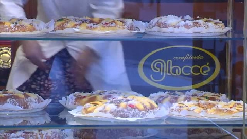 Largas colas para llevarse a casa un roscón Largas colas para llevarse a casa un roscón