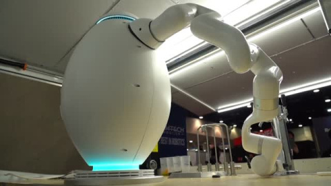 Un robot con forma de huevo llamado ADAM triunfa como barman en el CES de Las Vegas Un robot con forma de huevo llamado ADAM triunfa como barman en el CES de Las Vegas