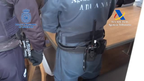 Intervenido un velero con 2.500 kilos de cocaína que se dirigía a Canarias Intervenido un velero con 2.500 kilos de cocaína que se dirigía a Canarias