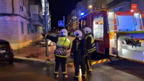 Los bomberos rescatan a varios vecinos con una escala en un incendio en Madrid Los bomberos rescatan a varios vecinos con una escala en un incendio en Madrid