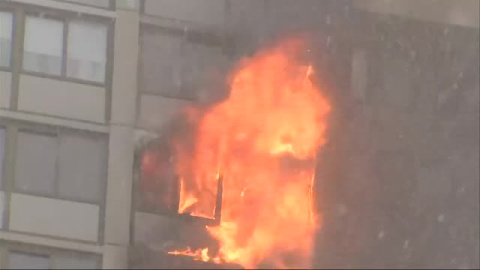 Un muerto y 8 heridos en un incendio en un rascacielos de Chicago Un muerto y 8 heridos en un incendio en un rascacielos de Chicago