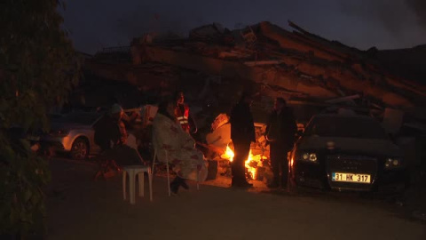 Miles de personas pasan su cuarta noche a la intemperie en Turquía Miles de personas pasan su cuarta noche a la intemperie en Turquía