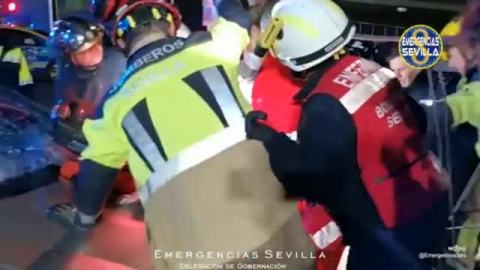 Detenido un joven sin carnet por atropellar a dos personas en Sevilla Detenido un joven sin carnet por atropellar a dos personas en Sevilla