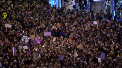 La noche de Madrid se tiñe de morado en el final de las multitudinarias marchas por el 8-M La noche de Madrid se tiñe de morado en el final de las multitudinarias marchas por el 8-M