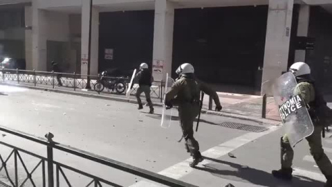 Las calles de Atenas, convertidas en escenario de una auténtica batalla campal Las calles de Atenas, convertidas en escenario de una auténtica batalla campal