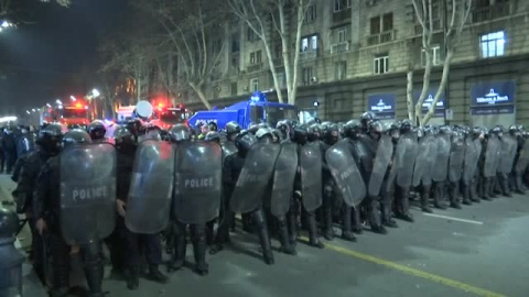 Georgia retira la 'ley rusa' tras una turbulenta noche de protestas Georgia retira la 'ley rusa' tras una turbulenta noche de protestas
