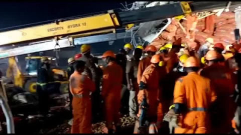 Mueren 14 personas al derrumbarse el techo de un almacén en la India Mueren 14 personas al derrumbarse el techo de un almacén en la India