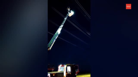 Recatan en Madrid a un parapentista que quedó atrapado en unos cables Recatan en Madrid a un parapentista que quedó atrapado en unos cables