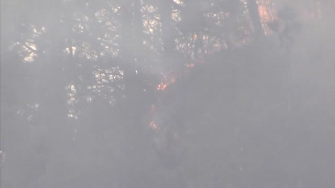 El fuerte viento complica los incendios en Asturias El fuerte viento complica los incendios en Asturias