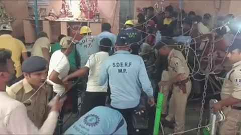 El derrumbe de un templo en La India deja 35 muertos y 18 heridos El derrumbe de un templo en La India deja 35 muertos y 18 heridos