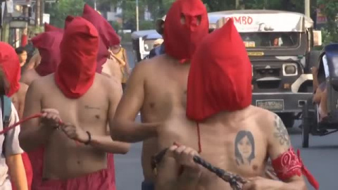 Devotos filipinos purgan sus pecados a golpe de látigo Devotos filipinos purgan sus pecados a golpe de látigo
