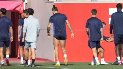 El Sevilla se entrena sin Joan Jordán antes de partir mañana hacia Manchester El Sevilla se entrena sin Joan Jordán antes de partir mañana hacia Manchester