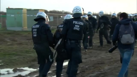 La policía alemana se lleva en volandas a Greta Thunberg de Luetzerath La policía alemana se lleva en volandas a Greta Thunberg de Luetzerath