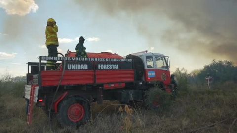 Bomberos luchan por apagar las llamas de los incendios forestales en Argentina Bomberos luchan por apagar las llamas de los incendios forestales en Argentina