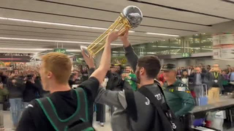 El Unicaja desata la locura tras aterrizar en Málaga El Unicaja desata la locura tras aterrizar en Málaga