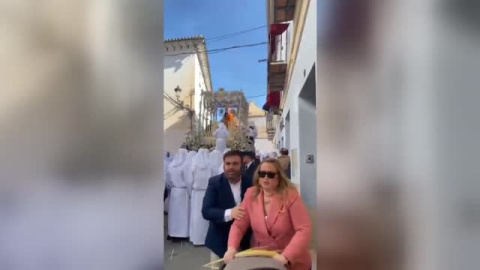 Arde la imagen de la Virgen del Rocío de Vélez-Málaga al caerse una vela del trono Arde la imagen de la Virgen del Rocío de Vélez-Málaga al caerse una vela del trono