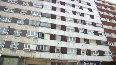 Una mujer se arroja desde un quinto piso con su hija de 7 años en brazos Una mujer se arroja desde un quinto piso con su hija de 7 años en brazos