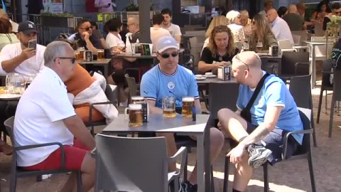 Aficionados del Manchester City invaden la Plaza Mayor Aficionados del Manchester City invaden la Plaza Mayor