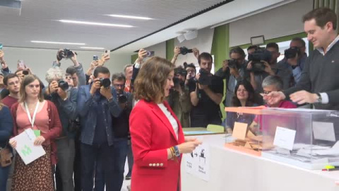 Ayuso vota en Chamberí a la espera de una "participación masiva" Ayuso vota en Chamberí a la espera de una "participación masiva"