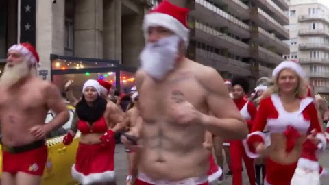 Invasión de 'Papás noel' a falta de dos semanas para Navidad Invasión de 'Papás noel' a falta de dos semanas para Navidad