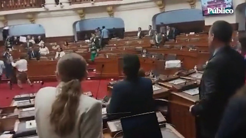 Un congresista peruano, defensor de Castillo, agrede a otro durante el pleno parlamentario Un congresista peruano, defensor de Castillo, agrede a otro durante el pleno parlamentario