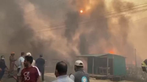 Un incendio arrasa un campamento de refugiados rohingya en el sur de Bangladés Un incendio arrasa un campamento de refugiados rohingya en el sur de Bangladés