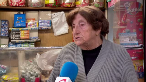 Un pequeño puesto de gominolas de Barcelona se convierte en punto de encuentro vecinal Un pequeño puesto de gominolas de Barcelona se convierte en punto de encuentro vecinal