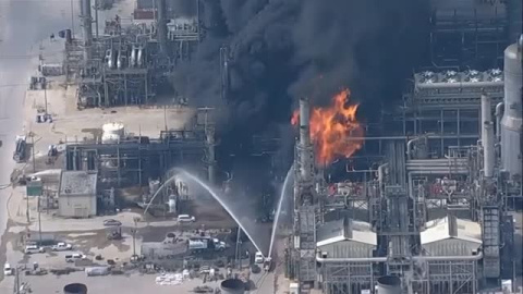 Una explosión causa un incendio en una planta química de Shell en Houston Una explosión causa un incendio en una planta química de Shell en Houston