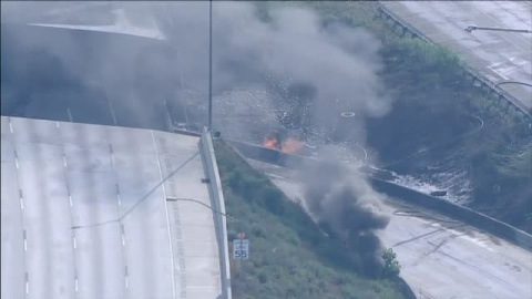 Se hunde parte de una autopista en Filadelfia tras la explosión de un camión cisterna en la vía Se hunde parte de una autopista en Filadelfia tras la explosión de un camión cisterna en la vía