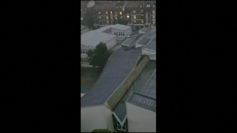 La fuerza del viento arranca los techos de varios edificios en Serbia y Bosnia La fuerza del viento arranca los techos de varios edificios en Serbia y Bosnia
