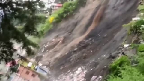 Varias viviendas son arrasadas por un corrimiento de tierras en la India Varias viviendas son arrasadas por un corrimiento de tierras en la India