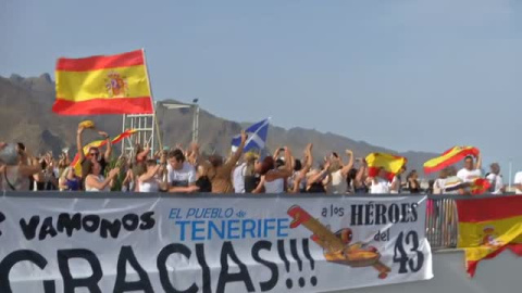 Homenaje de los vecinos de Tenerife a quienes luchan contra las llamas Homenaje de los vecinos de Tenerife a quienes luchan contra las llamas