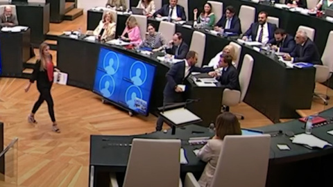 Daniel Viondi (PSOE), expulsado del pleno tras tocar la cara a Almeida Daniel Viondi (PSOE), expulsado del pleno tras tocar la cara a Almeida