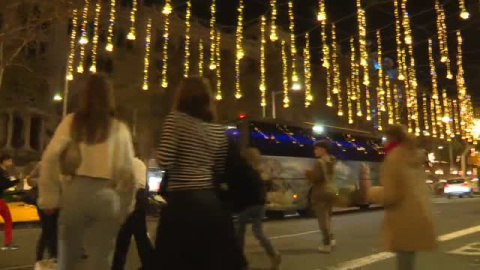 Caos por los selfies con la iluminación navideña en el Paseo de Gracia de Barcelona Caos por los selfies con la iluminación navideña en el Paseo de Gracia de Barcelona
