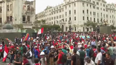Protesta masiva en Perú tras denegar nuevamente el Parlamento adelantar las elecciones Protesta masiva en Perú tras denegar nuevamente el Parlamento adelantar las elecciones