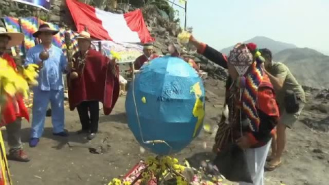 Chamanes y curanderos peruanos realizan un ritual en defensa de la Tierra Chamanes y curanderos peruanos realizan un ritual en defensa de la Tierra