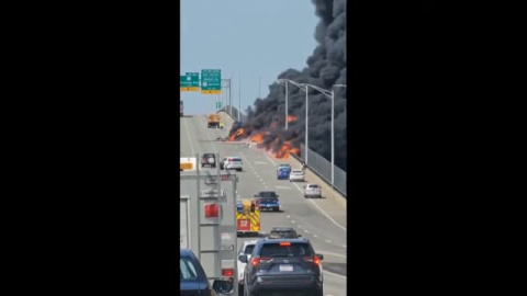 El vuelco de un camión cisterna provoca un incendio en un puente de Connecticut El vuelco de un camión cisterna provoca un incendio en un puente de Connecticut
