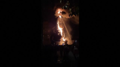 Aparatoso incendio de un dragón en un parque temático en California Aparatoso incendio de un dragón en un parque temático en California