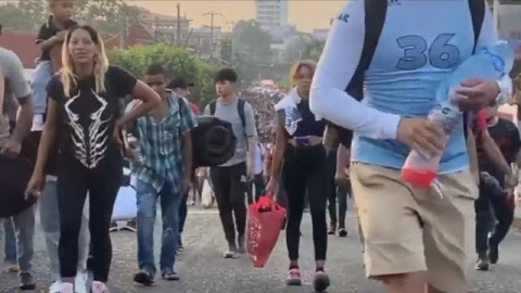 Unos 3.000 migrantes marchan en México entre protestas por el trato recibido Unos 3.000 migrantes marchan en México entre protestas por el trato recibido