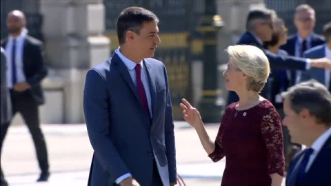 Sánchez y sus ministros posan junto a Von der Leyen y los comisarios europeos Sánchez y sus ministros posan junto a Von der Leyen y los comisarios europeos