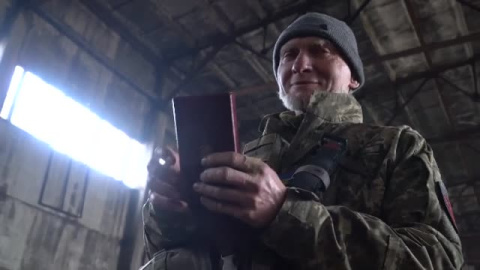 Zelenskiy entrega medallas a soldados de Bajmut Zelenskiy entrega medallas a soldados de Bajmut