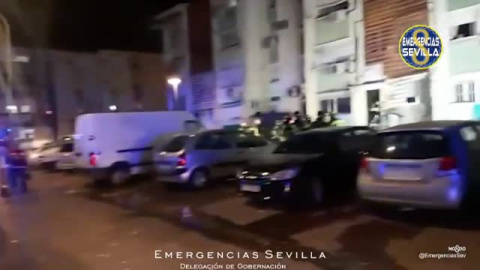 Dos heridos en un incendio en un bloque de pisos de Sevilla Dos heridos en un incendio en un bloque de pisos de Sevilla