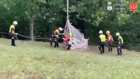 Rescatan en helicóptero a una vaca con una pata rota en las montañas de Cantabria Rescatan en helicóptero a una vaca con una pata rota en las montañas de Cantabria