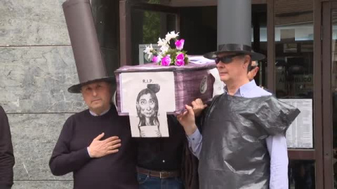Funcionarios de Valladolid escenifican "el entierro de la Justicia" Funcionarios de Valladolid escenifican "el entierro de la Justicia"