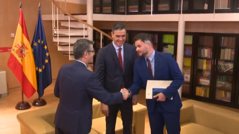 Sánchez llama por teléfono a Junqueras antes de reunirse con el grupo de ERC en el Congreso Sánchez llama por teléfono a Junqueras antes de reunirse con el grupo de ERC en el Congreso