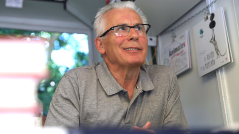 El juez Baltasar Garzón firma libros en la caseta de la Librería Letras en la Feria del Libro 2022.