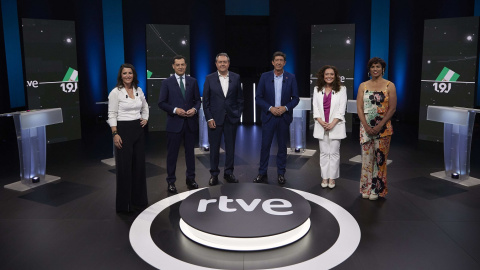 Macarena Olona (Vox), Juanma Moreno (PP), Juan Espadas (PSOE), Juan Marín (Cs), Inma Nieto (Por Andalucía) y Teresa Rodríguez (Adelante Andalucía), antes del comienzo del debate en RTVE entre los candidatos a la Presidencia de la Junta de