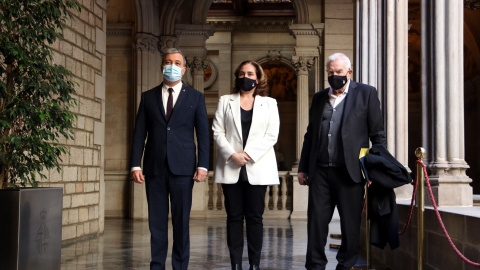 Jaume Collboni, Ada Colau i Ernest Maragall en la presentació de l'acord de pressupostos del 2021.