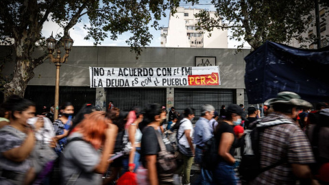 01/04/2022 - Manifestantes participan en una protesta contra el acuerdo alcanzado entre el Gobierno Nacional y el Fondo Monetario Internacional (FMI).